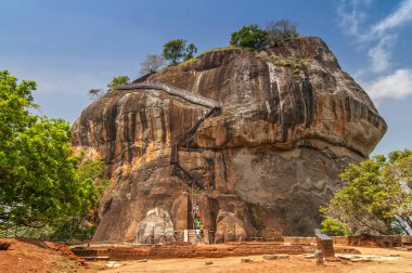 ikinci düzey merdiven ve giriş eski kale ve manastır, sigiriya kaya, aslan ayakları sri Lanka çifti tarafından korunan.