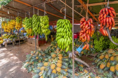 Sri Lanka 'da açık hava pazarında bir sürü tropikal meyve var..
