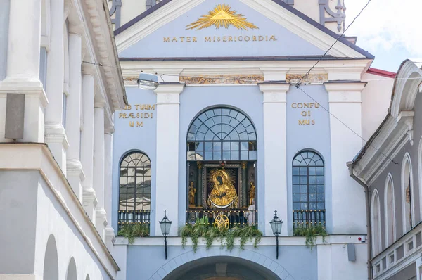 Kapellet till Our Lady of the Gate of Dawn är i mitten bakom glasfönstret. Vilnius, Litauen. — Stockfoto