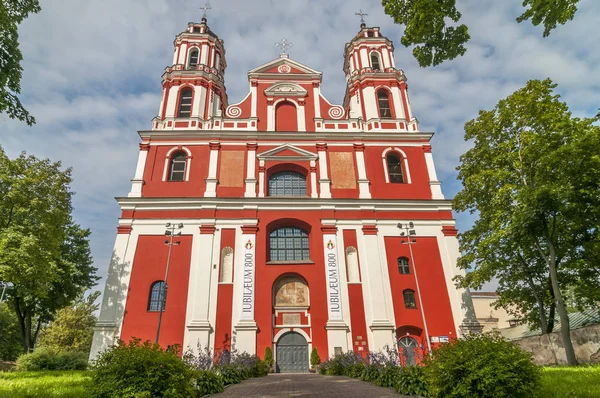 Den restaurerade uppdaterade Sankt Jakobs kyrka mot vårhimlen, Vilnius, Litauen. — Stockfoto