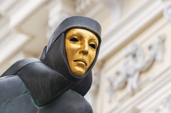 Litvanya Ulusal Tiyatrosu 'nun Gediminas Bulvarı Vilnius, Litvanya' daki ilham perisi heykelleri.. — Stok fotoğraf