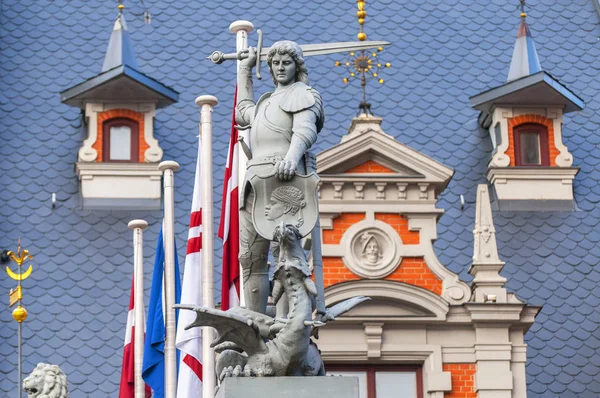 Estátua do cavaleiro derrotando um dragão em frente à Casa de Blackheads em Riga, Letônia . — Fotografia de Stock