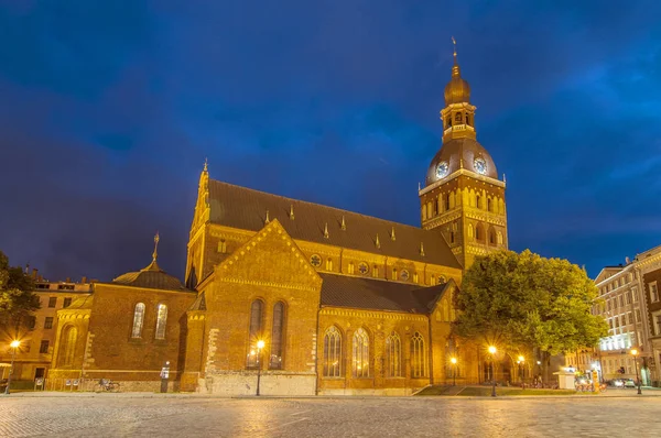 Riga Dome Katedrali 'nin tarihi binası geceleyin, Letonya. — Stok fotoğraf