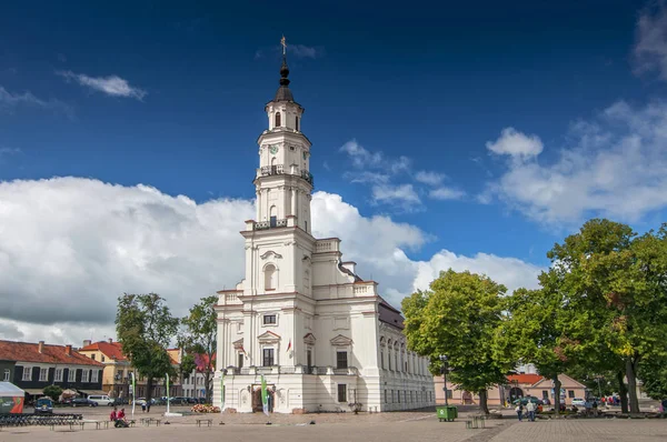 Vista frontal del edificio del Ayuntamiento en la plaza del ayuntamiento del casco antiguo de Kaunas, Lituania . — Foto de Stock