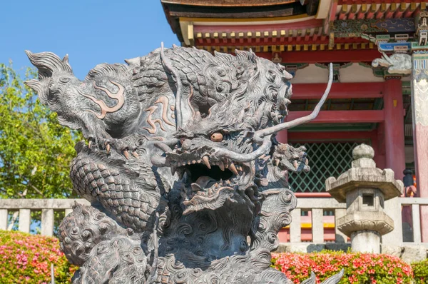 La sculpture sur pierre de dragon dans la zone du complexe du temple Kiyomizu dera à Kyoto, Japon . — Photo