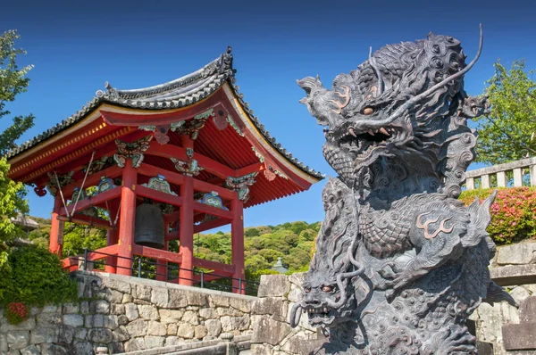 A Pedra do Dragão Esculpindo em Kiyomizu dera Temple Complex Area em Kyoto, Japão . — Fotografia de Stock