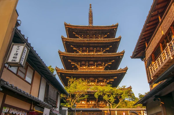 Yasaka Pagoda a Sannen Zaka Street ve večerních hodinách Kjóto, Japonsko. — Stock fotografie