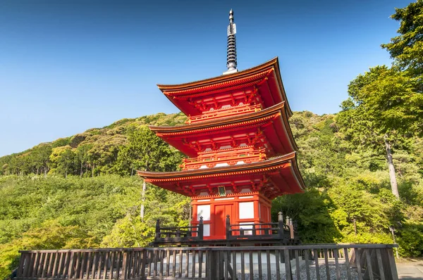O belo pagode vermelho no Templo Kiyomizu dera Kyoto, Japão . — Fotografia de Stock