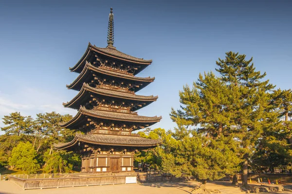 Kofuku ji je jednou z historických památek starověké Nara, jak bylo označeno UNESCO v Nara, Japonsko. — Stock fotografie
