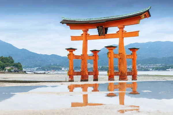 Miyajima, o famoso portão Torii Flutuante, Japão . — Fotografia de Stock
