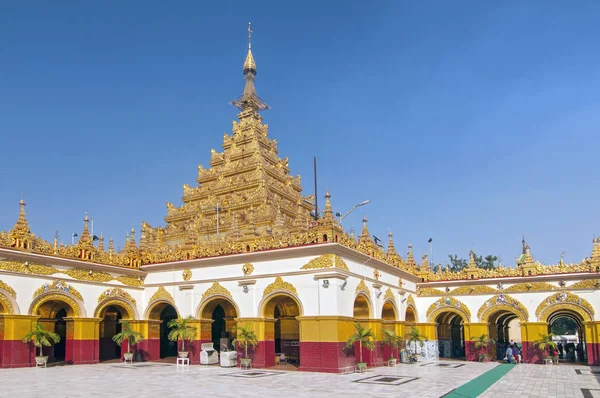 Altın Mahamuni Buda Tapınağı, Myanmar 'daki Mandalay' daki Budist Tapınakları 'nın inanılmaz mimarisi.). — Stok fotoğraf