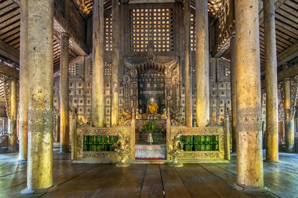Interior del templo de Shwenandaw Kyaung o del monasterio Golden Palace en Mandalay, Myanmar . — Foto de Stock