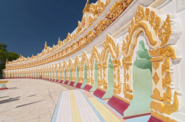 Fasad av den gamla Umin Thounzeh, Umin Thonse eller U Min Thonze Pagoda, Sagaing Hills nära Mandalay, Myanmar. — Stockfoto