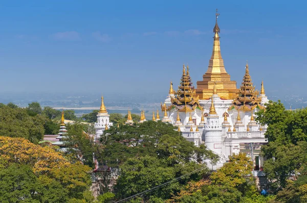 Las pagodas doradas están en Sagaing Hill, Myanmar. Vista desde la cima de esta colina, Myanmar . — Foto de Stock