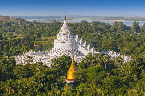 Mingun, Mandalay 'da bulunan Hsinbyume' un beyaz pagoda 'sı.. — Stok fotoğraf