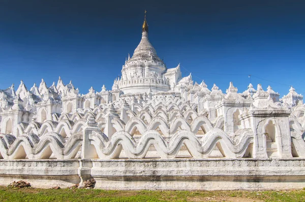 マンダレーのミングンに位置するミャンマーのHsinbyume aka Taj Mahalの白い塔. — ストック写真