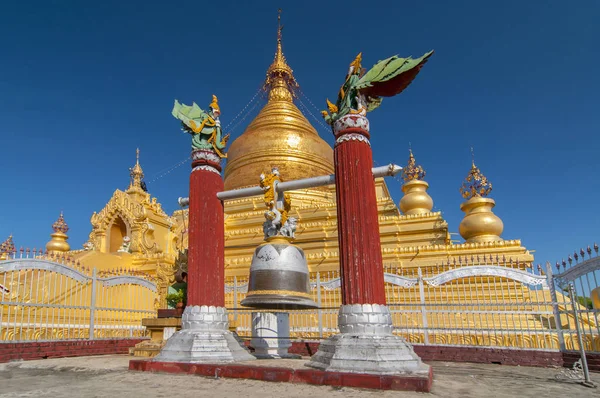 Kuthodaw Pagoda (Mahalawka Marazein) is een boeddhistische stupa in Mandalay, Birma (Myanmar) met het grootste boek ter wereld.. — Stockfoto