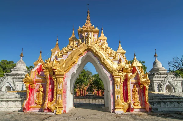 Bejárati kapu, Tipitaka chedis vagy stupas, Kuthodaw Paya, templom komplexum Mandalay, Mianmar, Ázsia. — Stock Fotó