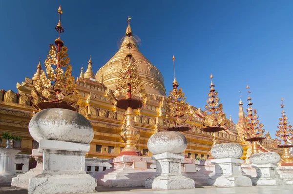 Shwezigon Pagoda, Bagan, Myanmar 'ın ünlü çadırı.. — Stok fotoğraf