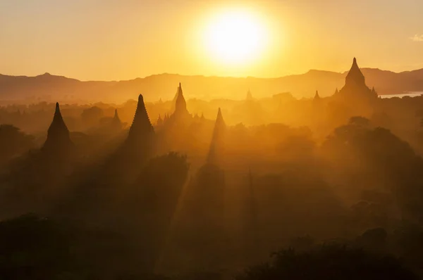 Sonnenuntergang über den Tempeln von Bagan, Mandalay, Myanmar. — Stockfoto