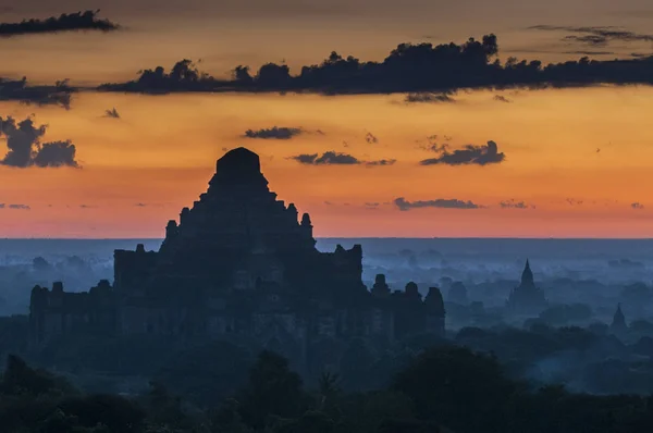 Bagan, Mandalay, Myanmar 'ın Dhammayangyi geçidinde gün batımı. — Stok fotoğraf