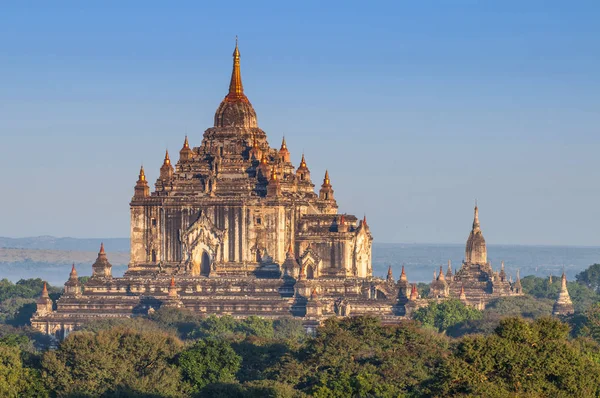 Thatbyinnyu adalah salah satu kuil paling indah di Bagan setelah matahari terbit, Dataran Bagan, Myanmar . — Stok Foto