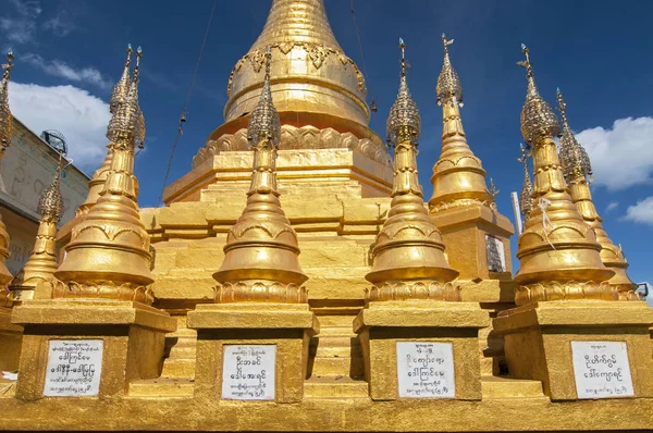 Popa taungkalat kolostor tetején egy levágást, mount popa vulkán, Mianmar. — Stock Fotó