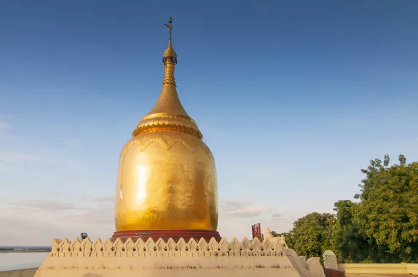 Bupaya Pagoda, en chedi med flaska gourd form som ligger vid Ayeyarwady River i Bagan, Myanmar. — Stockfoto