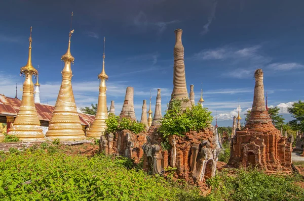 Buddhistické stúpy Shwe Inn Thein Paya, pagoda komplex, Inthein, the Shan State, Myanmar. — Stock fotografie
