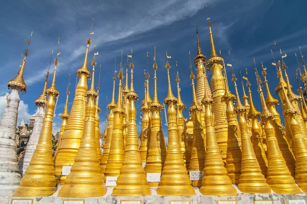 Złote stupy, Shwe Inn Thein Paya, Inthein, Inle Lake, Myanmar. — Zdjęcie stockowe