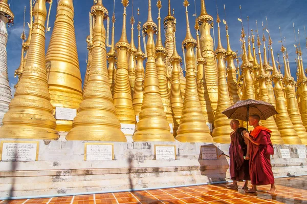 Estupas de oro, Shwe Inn Thein Paya, Inthein, Inle Lake, Myanmar. —  Fotos de Stock