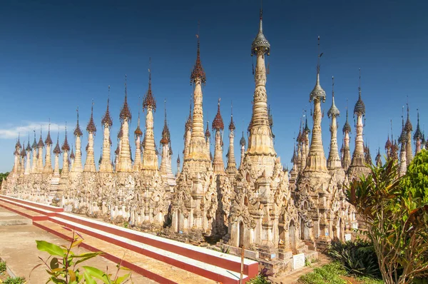 Kakku pagoda 'ları, Inle Gölü' nün yakınındaki Myanmar 'ın ücra bir bölgesinde gizlenmiş yaklaşık 2500 taş stupa' dır. Bu kutsal yer Pao halkının topraklarında. Shan State, Myanmar. — Stok fotoğraf