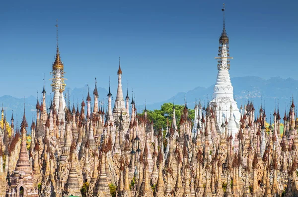 Kakku pagody jsou téměř 2500 krásné kamenné stúpy ukryté v odlehlé oblasti Myanmaru u jezera Inle. Toto posvátné místo je na území lidu Pao. Shan State, Myanmar. — Stock fotografie