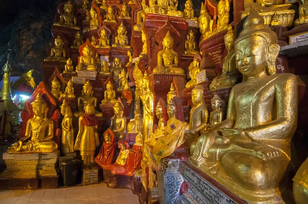 Estas cuevas son santuarios budistas donde miles de imágenes de Buda han sido consagradas para el culto a través de los siglos en Pindaya, Myanmar . — Foto de Stock