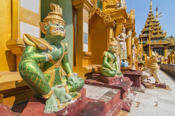 Mitologiczny posąg demona w Shwedagon Paya, najświętszej złotej buddyjskiej pagody w Yangon, Myanmar. — Zdjęcie stockowe