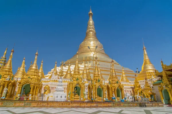 Shwedagon Paya es la pagoda budista dorada más sagrada de Yangón, Myanmar. —  Fotos de Stock