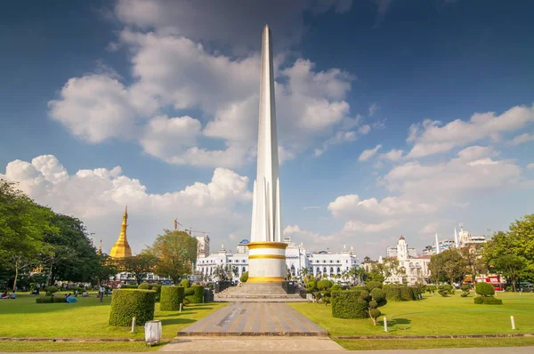 Maha Bandula Parkı 'ndaki Ulusal Bağımsızlık Anıtı, Yangon şehir merkezindeki Maha Bandula Bahçesi, Rangoon, Burma, Myanmar, Asya. — Stok fotoğraf