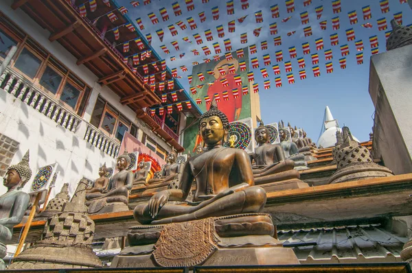 Estátuas do Buda na posição de lótus, Templo Budista Gangaramaya, Colombo, Sri Lanka . — Fotografia de Stock