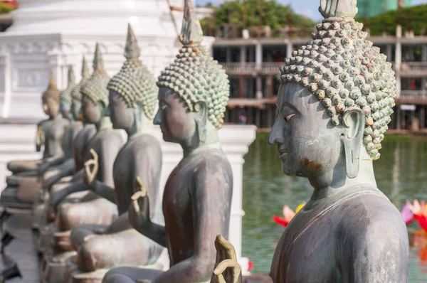 Berömda sittande Buddha statyer och dumheter i Seema Malaka Temple i Colombo, Sri Lanka. Detta ligger på Beira Lake och är en del av Gangaramaya Buddhist Temple Complex. — Stockfoto