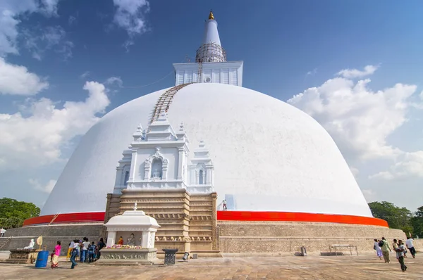 Ruwanweliseya, Maha Thupa of Great Stupa, Unesco World Heritage Site, Anuradhapura, Sri Lanka, Azië. — Stockfoto