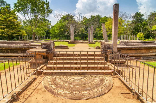 Città sacra di Anuradhapura, pietra di luna e scale nel Monastero di Abhayagiri, Sri Lanka, Asia . — Foto Stock