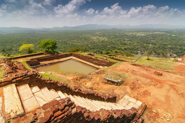 Jardim no topo Fortaleza de Sigiriya Rock, Castelo arruinado do século V que é listado pela Unesco como Patrimônio Mundial no Sri Lanka . — Fotografia de Stock