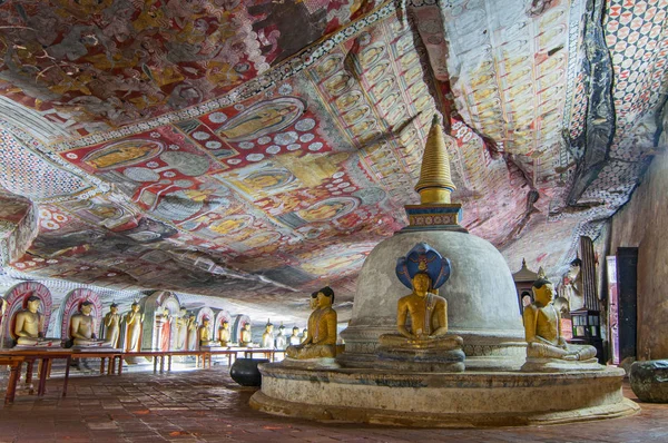 Cueva de los Grandes Reyes, Dambulla Cave Temples, Patrimonio de la Humanidad por la UNESCO, Provincia Central, Sri Lanka, Asia . — Foto de Stock