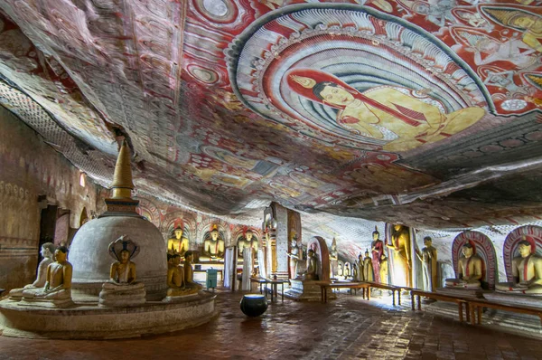 Cueva de los Grandes Reyes, Dambulla Cave Temples, Patrimonio de la Humanidad por la UNESCO, Provincia Central, Sri Lanka, Asia . — Foto de Stock