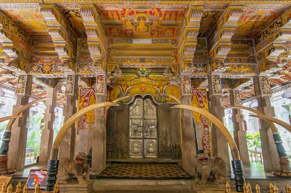 Templo de la Reliquia Diente, famoso templo que alberga la reliquia dental del Buda, Patrimonio de la Humanidad por la UNESCO, Kandy, Sri Lanka, Asia . — Foto de Stock