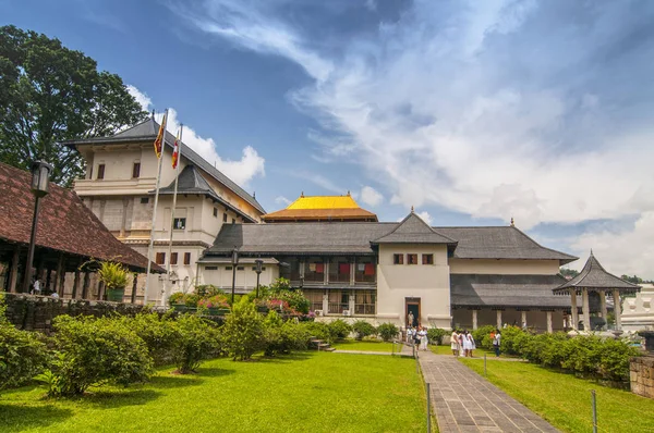 Templo da Relíquia dos Dentes, famoso templo habitação dente relíquia do Buda, Património Mundial da UNESCO, Kandy, Sri Lanka, Ásia . — Fotografia de Stock