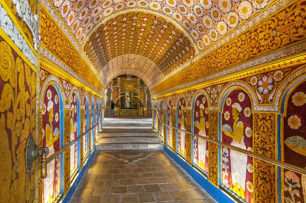 Temple of the Tooth Relic, famous temple housing tooth relic of the Buddha, UNESCO World Heritage Site, Kandy, Sri Lanka, Asia. — Stock Photo, Image