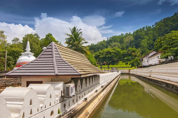 Templo da Relíquia dos Dentes, famoso templo habitação dente relíquia do Buda, Património Mundial da UNESCO, Kandy, Sri Lanka, Ásia . — Fotografia de Stock