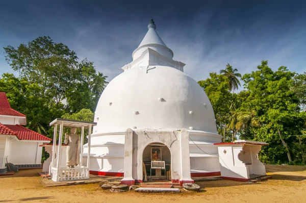 Kis fehér sztúpa közelében Unawatuna, Sri Lanka. — Stock Fotó