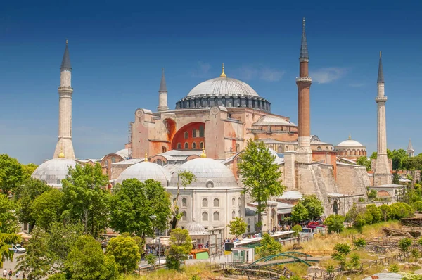 Santa Sofía en Estambul. El monumento mundialmente famoso de la arquitectura bizantina. Turquía . Imagen de stock